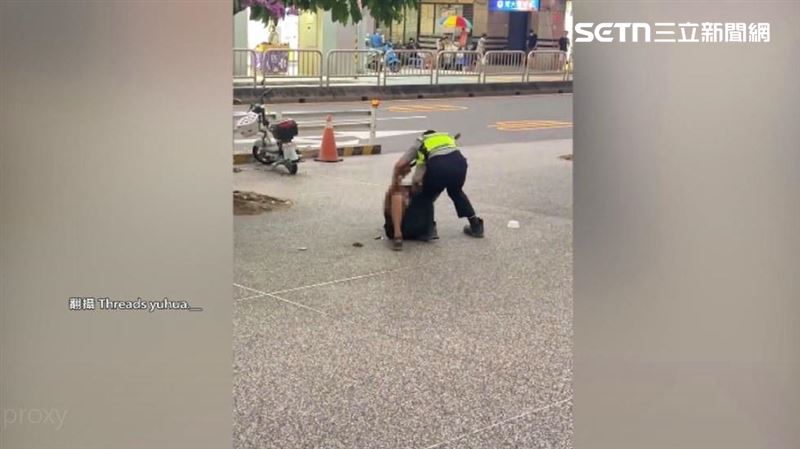 阿伯與警衛扭打成一團