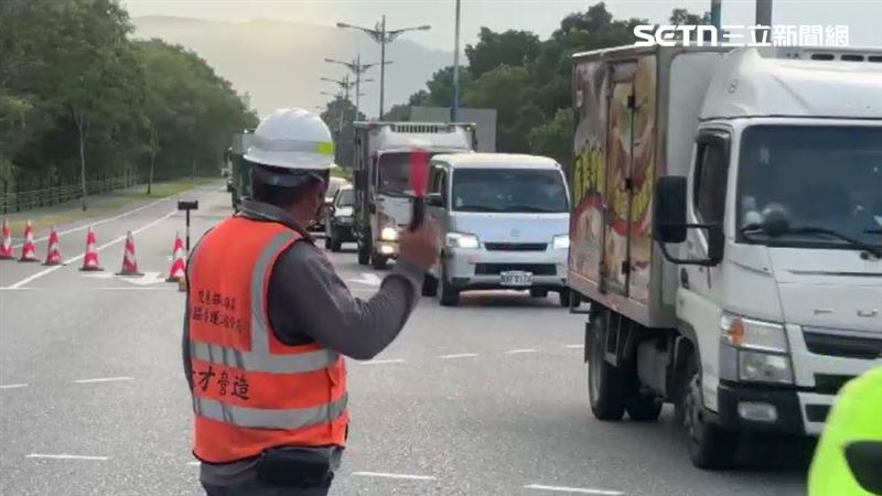 工作人員將萬里溪橋封鎖線移開,引導通勤民眾