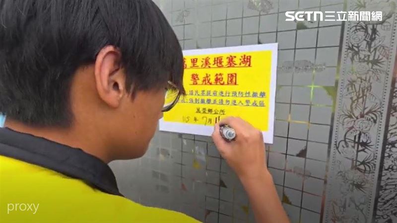 工作人員挨家挨戶通知疏散撤離人數