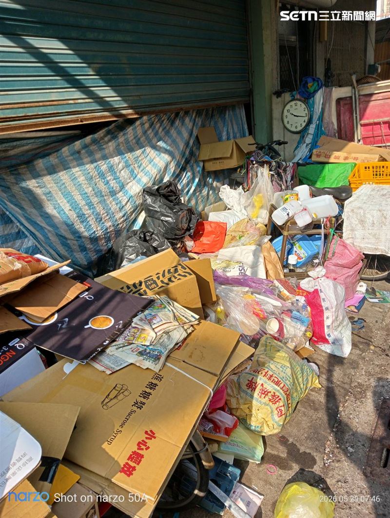 屏東市廣東路巷內一處民宅門口總是堆放許多垃圾、回收物，附近住戶苦不堪言。（圖／民眾提供）