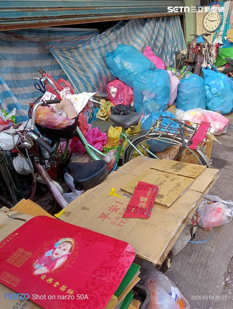 17日屏東縣環保局會同警方，強制前往清除佔用道路的垃圾和回收物。（圖／民眾提供）