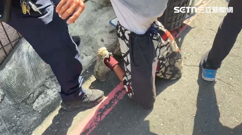 老翁下跪懇求清潔人員將代步的腳踏車留下。（圖／記者朱俊傑攝影）