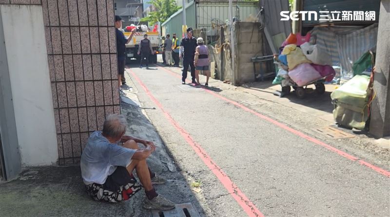 老夫婦眼看反抗無效，無奈看著貨車將「家當」載走。（圖／記者朱俊傑攝影）