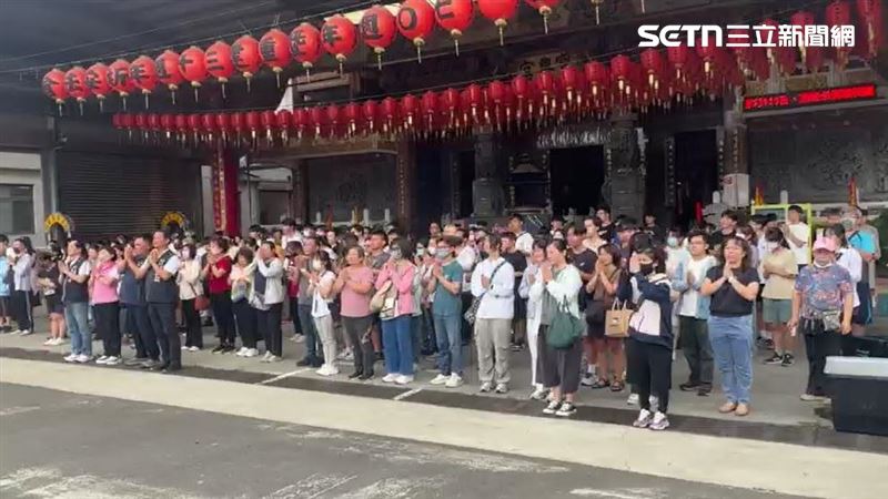 監理單位有提供「下鄉考照」的服務,在台中大雅寶興宮廟前廣場變成考場,開放100個名額報名