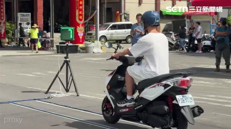 考生在廟宇中考機車駕照