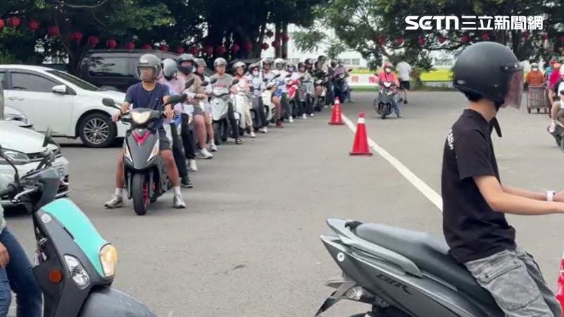 媽祖廟前廣場變機車考場!嬤跨區拚駕照