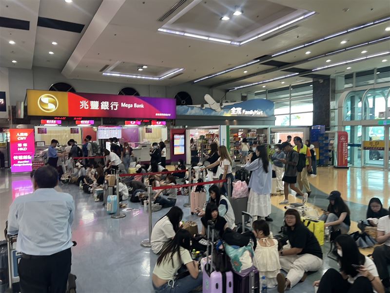 小港機場早早就聚集了大批粉絲。(圖/讀者提供)