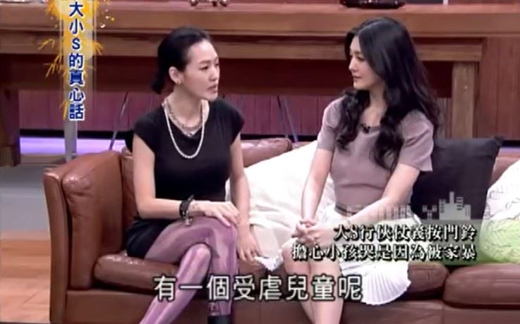 小S當時相當驚訝,認為這可能只是鄰居家務事,忍不住問大S為何要介入,沒想到大S回答:「萬一真的有受虐兒童呢?」。(圖/翻攝自緯來綜合台YT)
