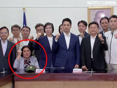 蔣萬安到國民黨團時,陳玉珍坐著輪椅到場,呼口號時表情被注意(圖/翻攝畫面)