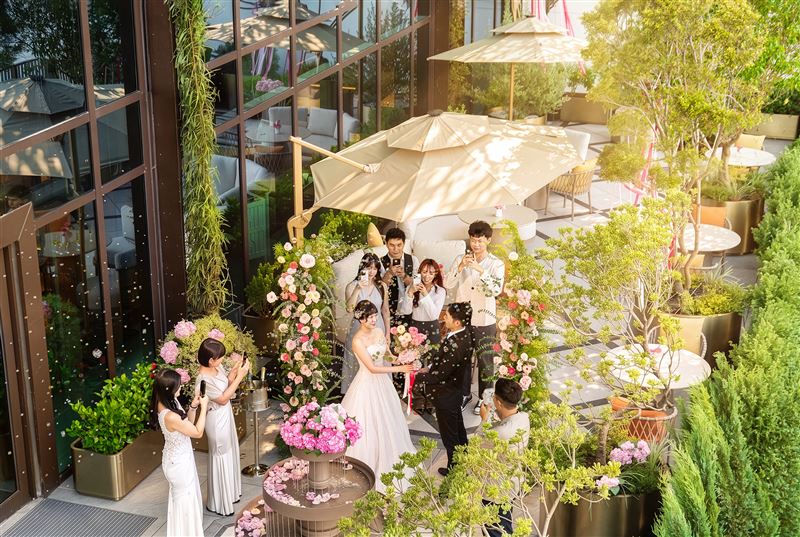 戶外用餐區「森之島」約20個座位,可規劃小型聚會、婚禮。(圖/漢來美食提供)