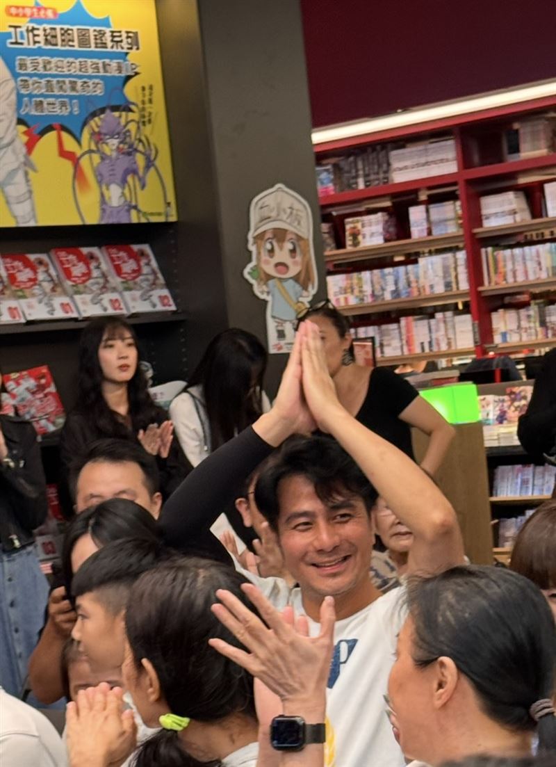 郭彥甫現身葉曙慶醫師的《醫願》簽書會。(圖/醫願診所提供)