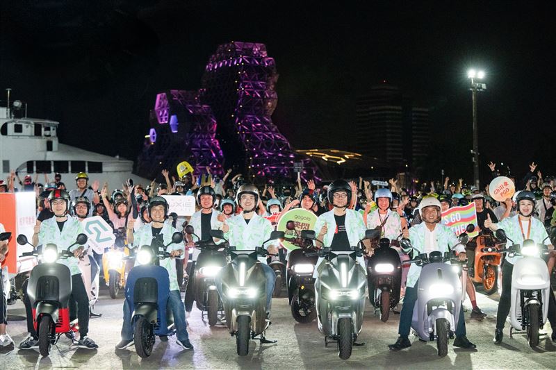 Gogoro「百GO夜行」首次騎進桃園航空城博物館機堡園區。(圖/Gogoro提供)