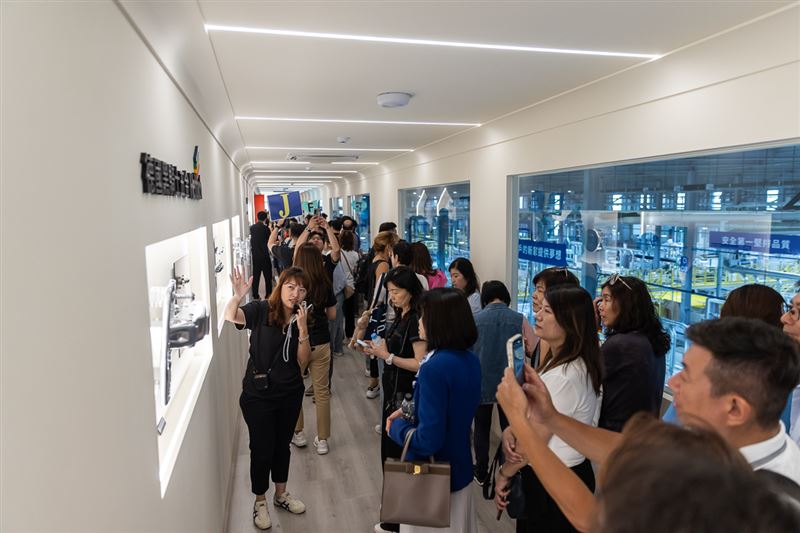 規劃大廊道展示區讓消費者能透過觀景窗，俯瞰歐德系統傢俱生產過程，實現製程透明化。（圖／歐德集團提供）