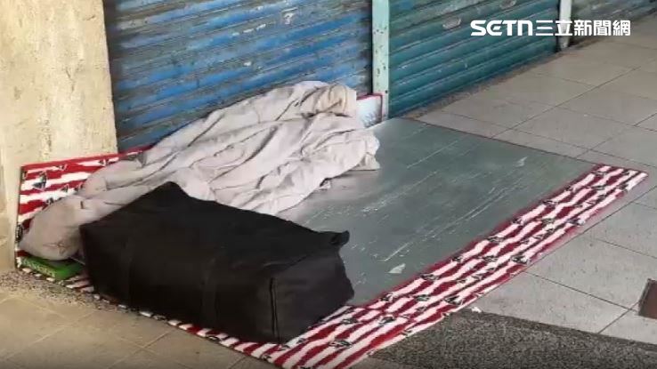 婦人路邊鋪墊串餅