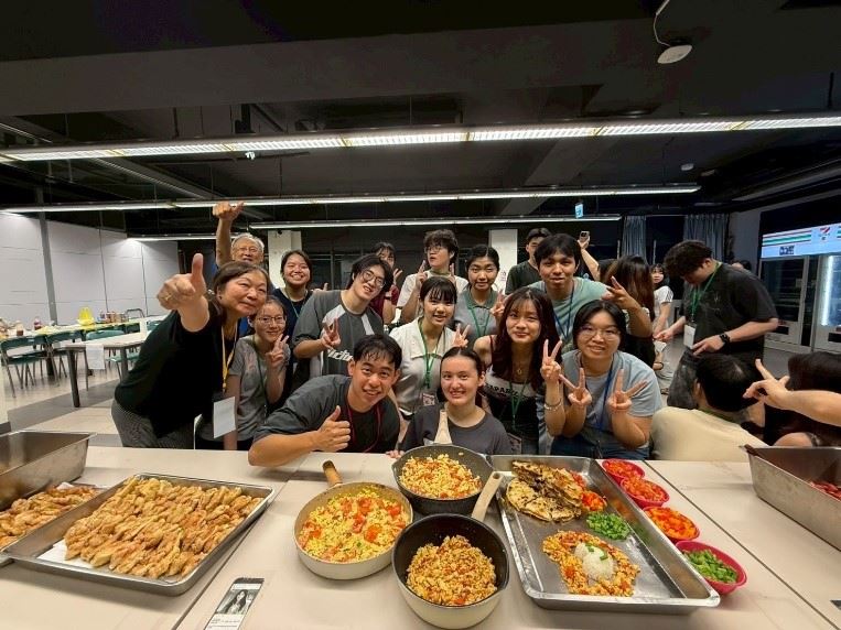 廚藝競賽登場,台美學員在校內新學餐裡組隊大展身手,端出一道道台美融合的創意料理。(圖/馬偕醫大提供)
