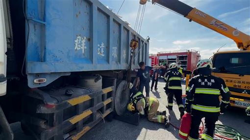 新／砂石車轉彎輾過機車　騎士困輪下慘死