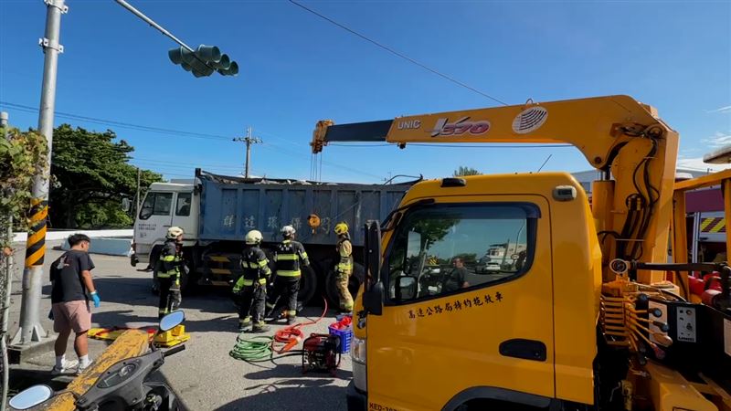 砂石車轉彎時與一輛同向機車發生碰撞,男騎士(約30歲)連人帶車遭輾過卡在輪下慘死。(圖/翻攝畫面)