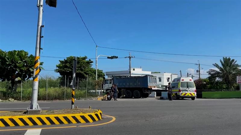 砂石車轉彎時與一輛同向機車發生碰撞,男騎士(約30歲)連人帶車遭輾過卡在輪下慘死。(圖/翻攝畫面)