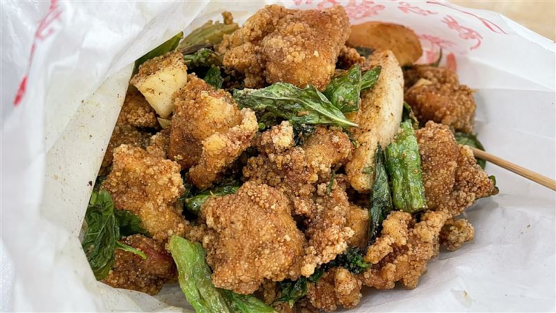 有些男性年過40就覺得「沒力」,未必只是老化。泌尿科醫師戴定恩提醒,鹹酥雞、手搖飲、啤酒等3類宵夜,長期攝取恐增加肥胖、糖尿病及勃起功能障礙風險。(圖/AI製圖)