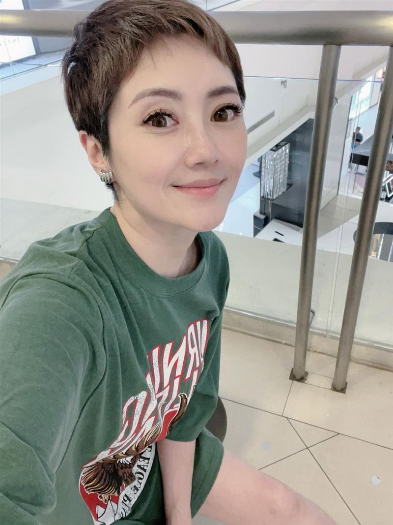 劉曉憶獨自照顧媽媽孔蘭薰。(圖/翻攝自劉曉憶臉書)