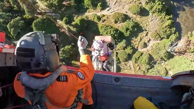 女山友登山劇烈頭痛嘔吐 黑鷹吊掛急送醫