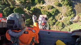 女山友登山劇烈頭痛嘔吐　黑鷹吊掛急送醫