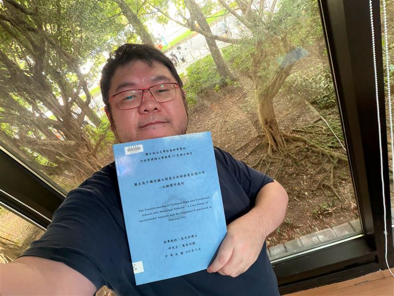 四叉貓找出「萬美玲論文」。(圖/翻攝自四叉貓臉書)