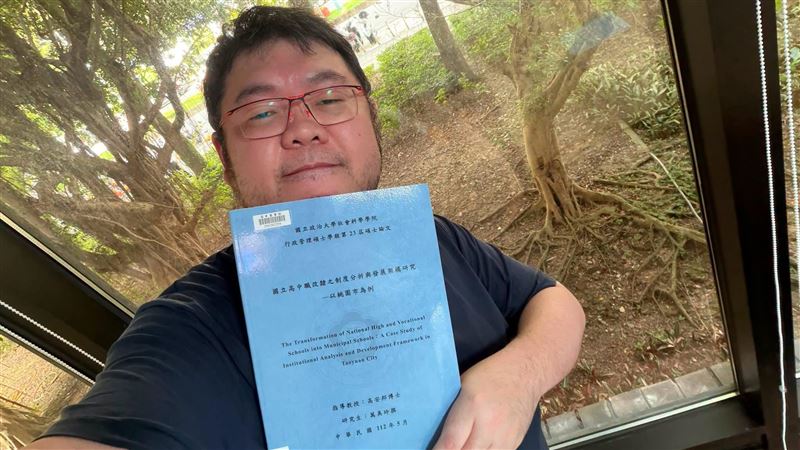 不只揭佀廣洋作弊！四叉貓突曬萬美玲論文