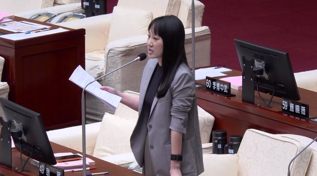 耿葳的後方剛好是李傅中武和應曉薇的位子，可以看見空空的沒有人（圖／翻攝畫面）