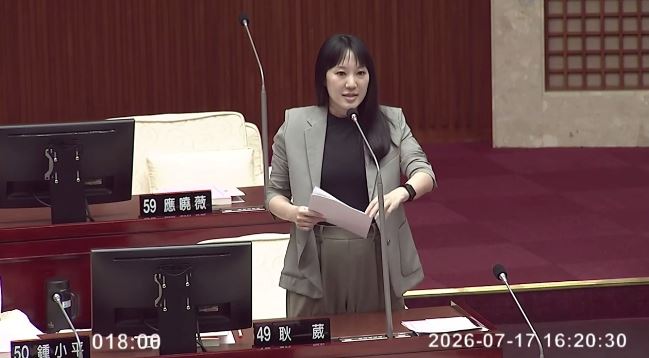 耿葳的後方剛好是李傅中武和應曉薇的位子，可以看見空空的沒有人（圖／翻攝畫面）