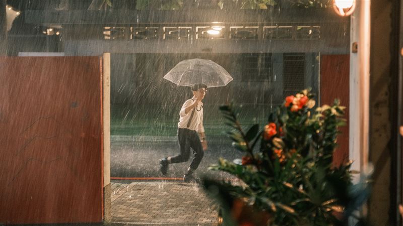 派翠克致敬雨夜奇幻場景。(圖/大愛提供)