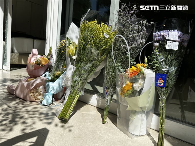 音樂教室外,陸續都有老師、家長和學生前來獻花。(圖/記者羅欣怡攝影)