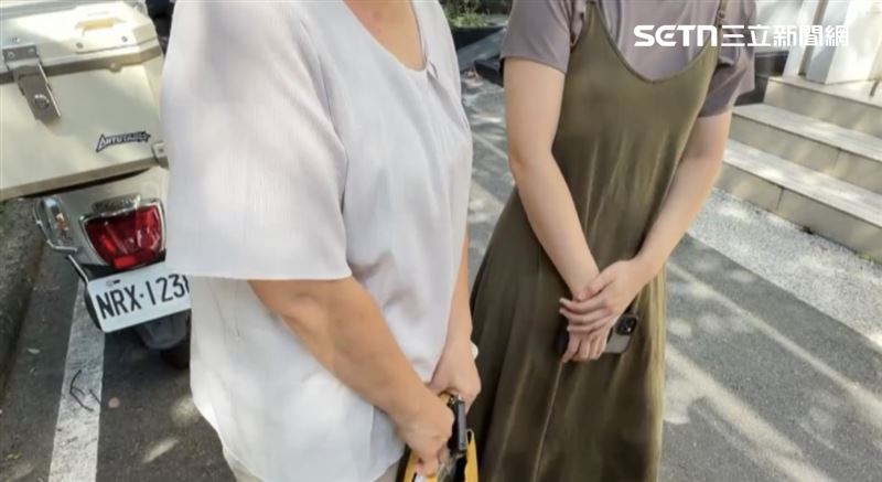 與王家二代相識已久的友人今(17日)也帶著孩子到現場悼念。(圖/記者羅欣怡攝影)