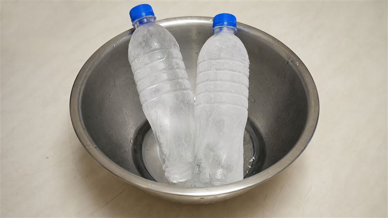 日本媒體分享「結冰水」降溫法,將冷凍寶特瓶放床邊,實測2小時室溫下降1.1°C,搭配循環扇,還能加速冷空氣循環。(示意圖/AI製圖)