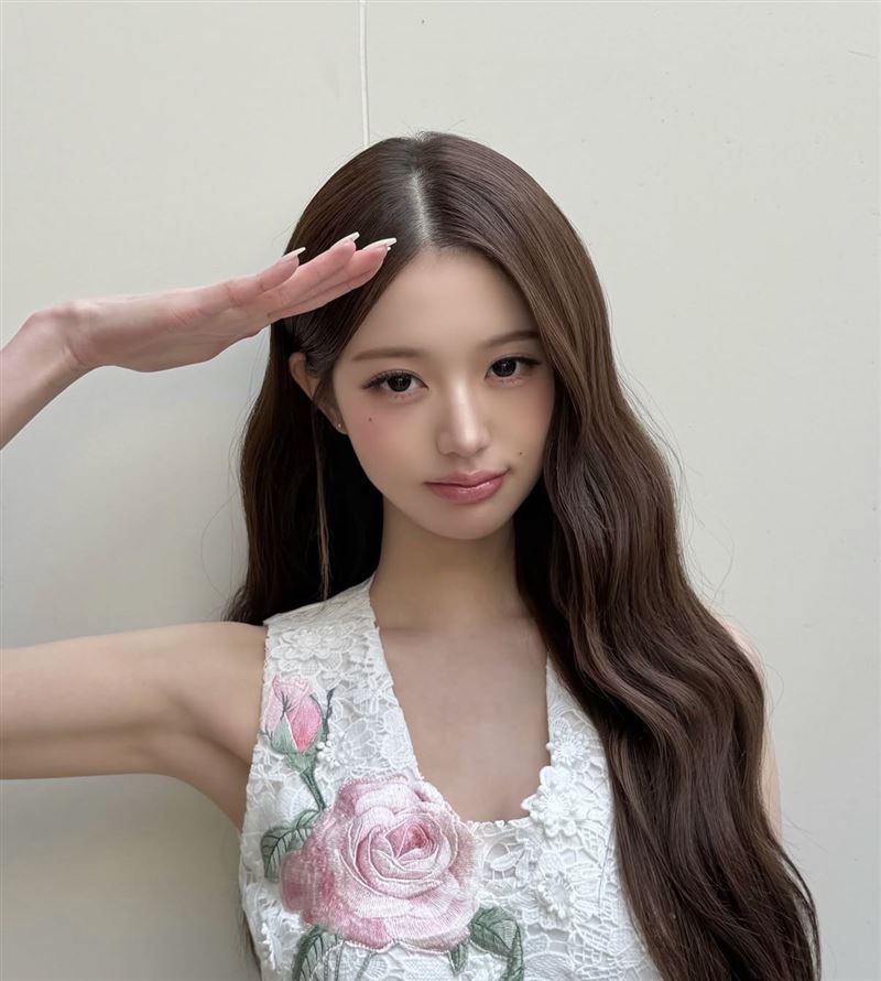 南韓人氣女團IVE再傳好消息,其中,張員瑛更將代表團體站上大聯盟投手丘擔任開球嘉賓。(圖/翻攝自IG@for_everyoung10)