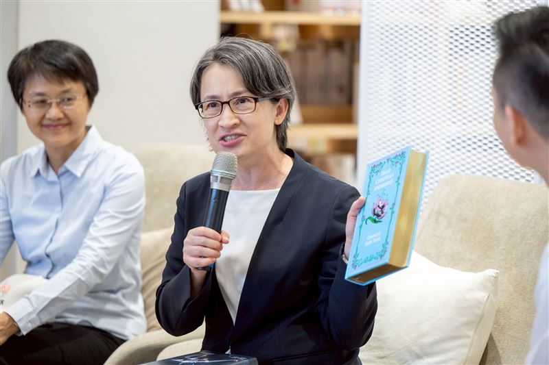 副總統蕭美琴介紹自己帶來的中英文書籍，希望能與竹北市民分享閱讀的樂趣。（圖／總統府提供）