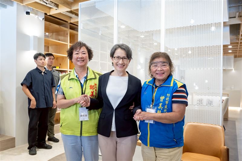副總統蕭美琴參訪竹北市立圖書館福德分館，與新竹縣議員鄭美琴跟竹北市民代表曾美琴留下「美琴三姐妹」的合照（圖／總統府提供）