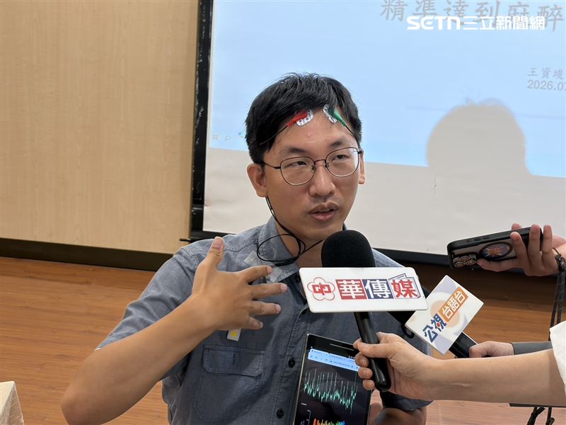 台灣團隊利用穿戴式腦波儀監測麻醉狀態,提升精準用藥。(圖/記者簡浩正攝影)
