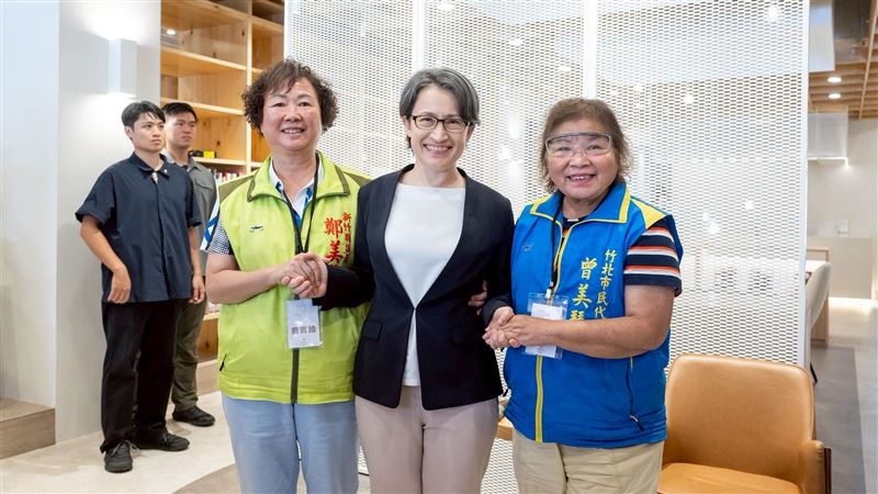 訪鄭朝方政績　蕭美琴與「姐妹」驚喜合體