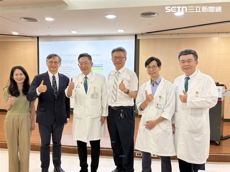 馬偕醫院與陽交大今發表歷時五年的研究成果,麻醉醫師以微型穿戴式腦波儀監測麻醉腦部狀態。(圖/記者簡浩正攝影)