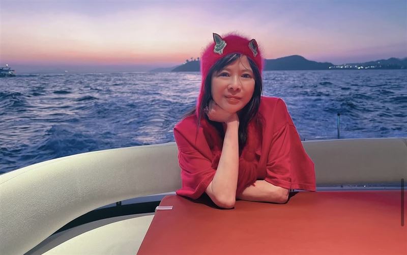 榮文蔚出身香港百年榮氏家族,是中信泰富前主席榮智健的堂姪女,長年活躍於時尚與慈善圈。(圖/翻攝自IG @yvette_yy)