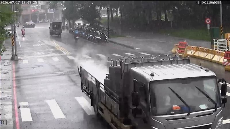貨車後的鋼瓶傾倒瓦斯瞬間外洩,目擊民眾幾乎嚇壞。(圖/翻攝畫面)