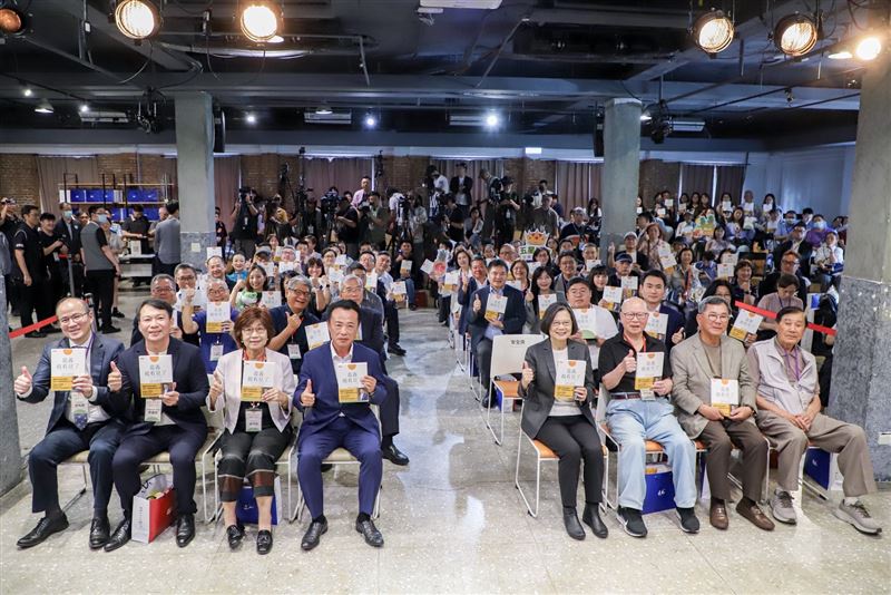「嘉義被看見了」新書發表！記錄嘉義縣8年轉型歷程。（圖／嘉義縣政府提供）