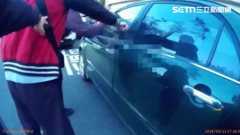 便衣刑警包圍轎車大聲喝斥,要逮捕車內詐欺嫌犯