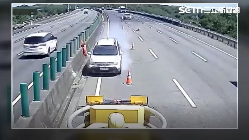 白色轎車高速撞向緩撞車