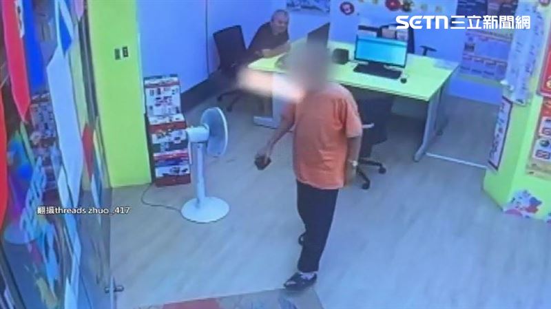 橘色衣服的阿伯看到店內有黑色錢包放在桌上,當下他向店家說要拿去報案,結果竟私吞。(圖/翻攝自Threads @zhuo_417)