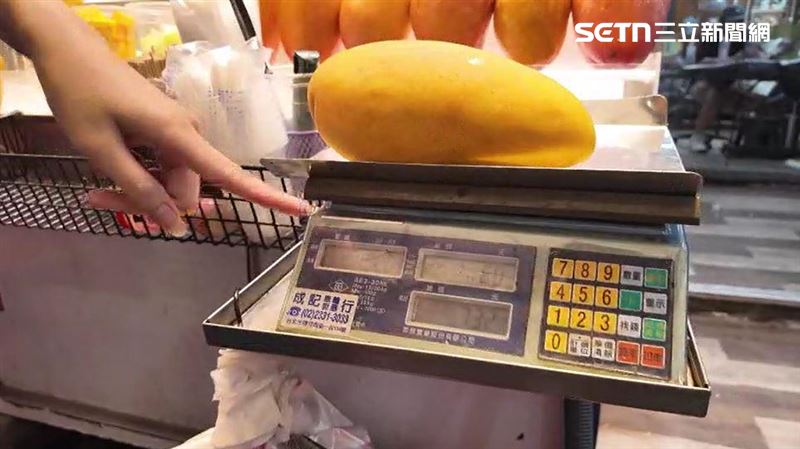 西門町隨機找一攤,雖然標示100克80元,不過低消最少得買半顆
