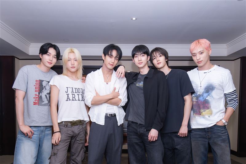 韓國人氣男團P1Harmony接受台灣媒體聯訪,成員成員THEO(左起)、JONGSEOB、INTAK、JIUNG、SOUL、KEEHO分享來台心情。(圖/和協整合行銷提供)