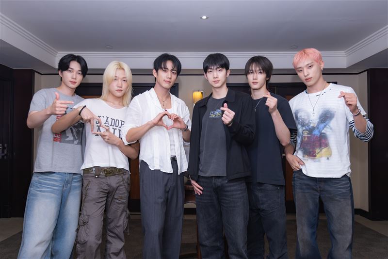 韓國人氣男團P1Harmony接受台灣媒體聯訪,成員成員THEO(左起)、JONGSEOB、INTAK、JIUNG、SOUL、KEEHO分享來台心情。(圖/和協整合行銷提供)
