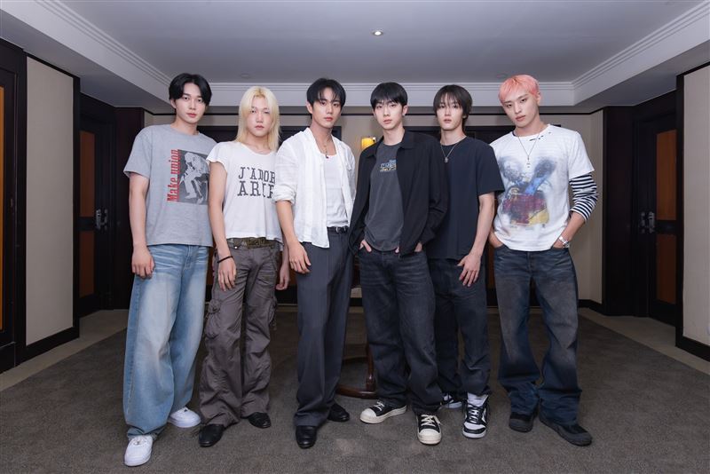 韓國人氣男團P1Harmony接受台灣媒體聯訪,成員成員THEO(左起)、JONGSEOB、INTAK、JIUNG、SOUL、KEEHO分享來台心情。(圖/和協整合行銷提供)